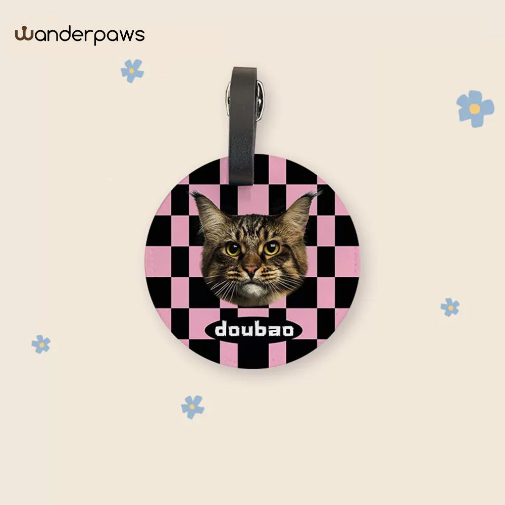 Pink and black checkered round personalized pet photo luggage tag featuring a tabby cat named Doubao
